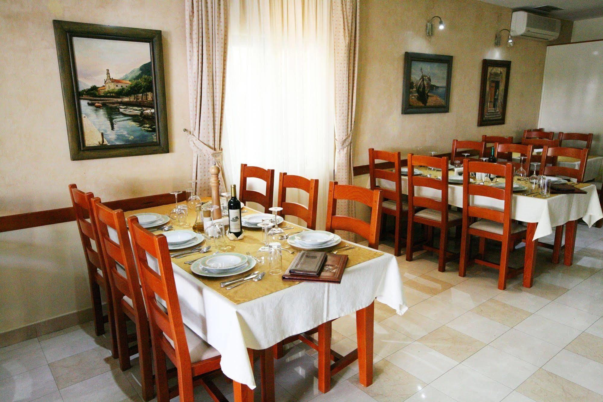 Boutique Hotel Villa Royal Tivat Buitenkant foto